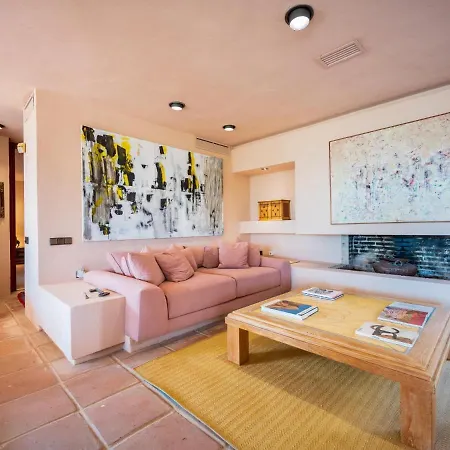 Character Filled With Mature Garden Holiday home *